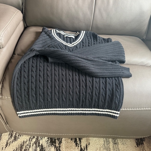 CABLE-KNIT V-NECK SWEATER - Picture 5 of 5